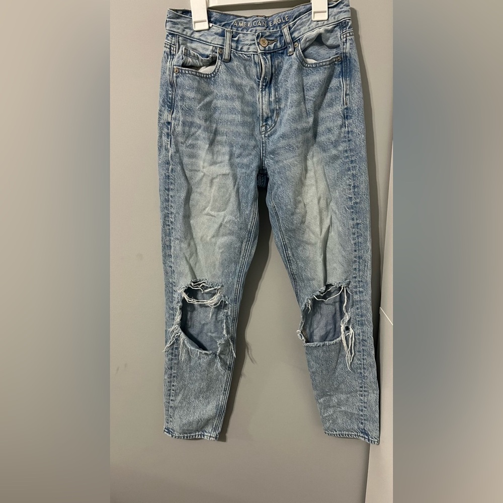 AE Light Wash Ripped Blue Mom Jeans Size 2